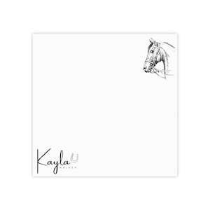 Puede incluir: Bloc de notas blanco con un boceto en blanco y negro de una cabeza de caballo en la esquina superior derecha. El nombre "Kayla Walker" está escrito en cursiva con un gráfico de herradura debajo en la esquina inferior izquierda.