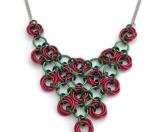 Red and Geen Japanese rosettes chainmaille mesh necklace - Rose garden