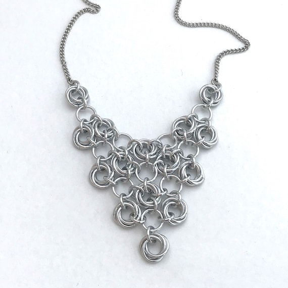 Japanese rosettes chainmaille mesh necklace - silver anodized aluminum