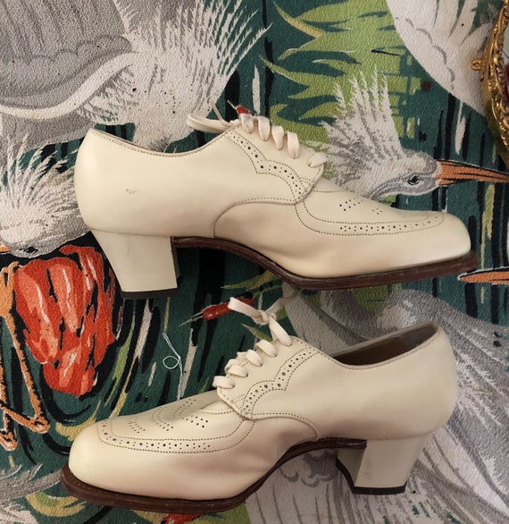 Vtg 1960s creamy mod oxford pumps //Hand crafted O