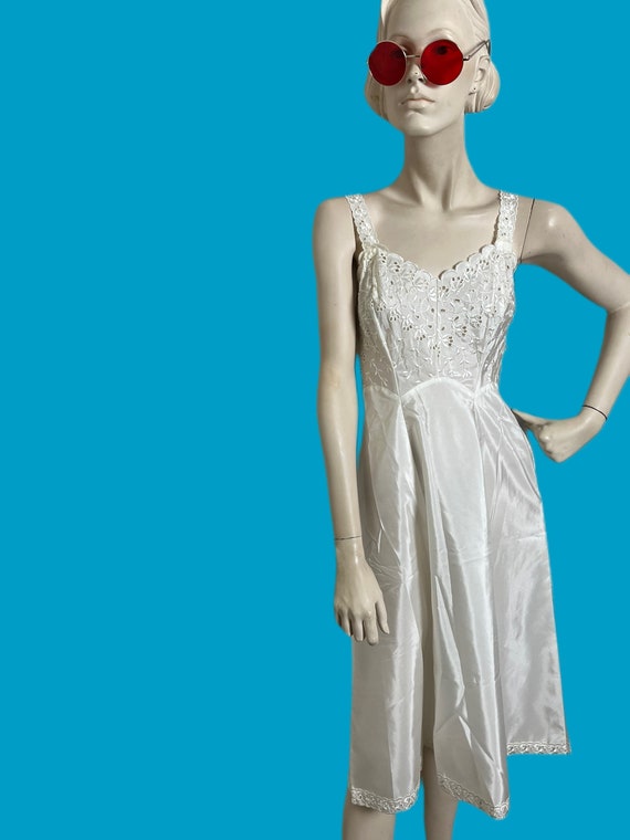Vintage 1950s lacy slip dress// white dressing go… - image 3