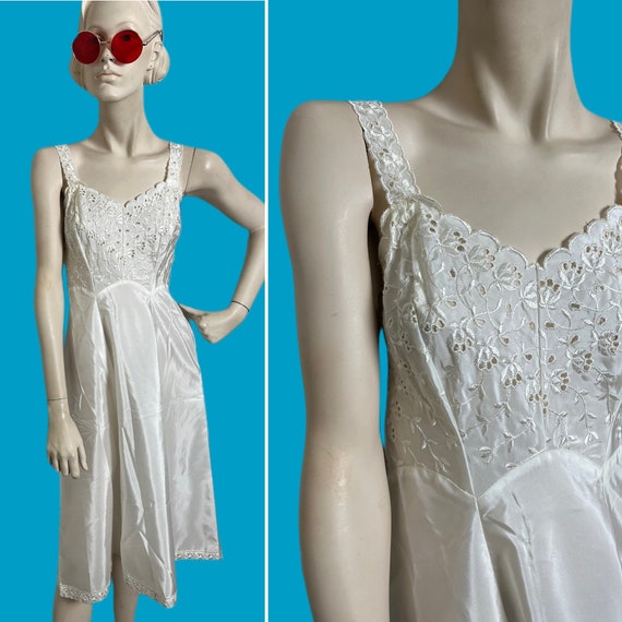 Vintage 1950s lacy slip dress// white dressing go… - image 1