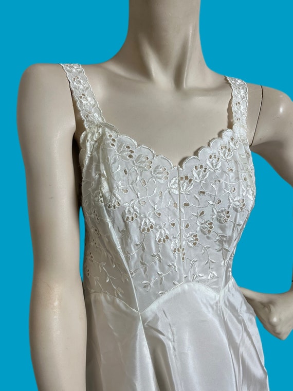 Vintage 1950s lacy slip dress// white dressing go… - image 6