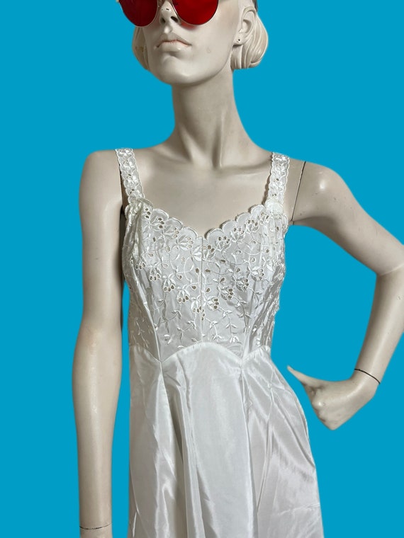 Vintage 1950s lacy slip dress// white dressing go… - image 2