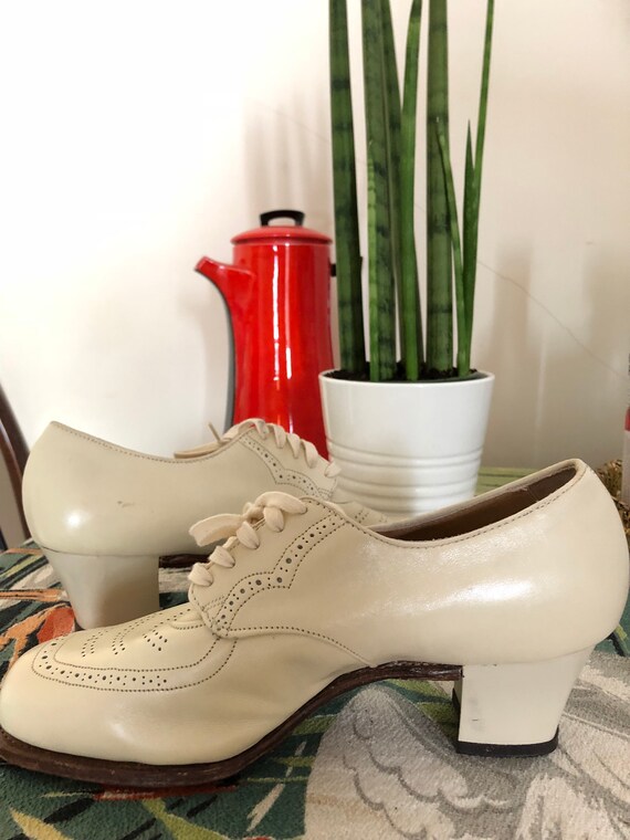 Vtg 1960s creamy mod oxford pumps //Hand crafted … - image 3