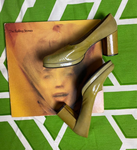 1960s avocado mod platform pumps /// patent leathe