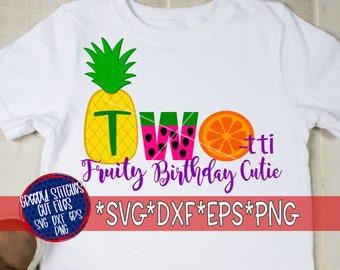 Op de afbeelding: Een wit T-shirt met een kleurrijk ontwerp met een ananas, watermeloen en sinaasappel. De tekst "TWOti Fruity Birthday Cutie" is in paars geschreven. De tekst "*SVG*DXF*EPS*PNG" is in zwart geschreven.
