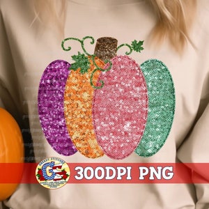 Puede incluir: Una sudadera beige con un diseño de calabaza con lentejuelas. La calabaza está compuesta por secciones moradas, naranjas, rosas y verdes, con un tallo marrón y zarcillos verdes. La imagen también incluye el texto "300DPI PNG".