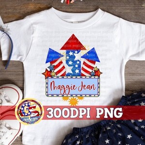Puede incluir: Camiseta blanca con un diseño de fuegos artificiales rojo, blanco y azul y el nombre "Maggie Jean" en una pancarta azul. La camiseta es PNG de 300 DPI.