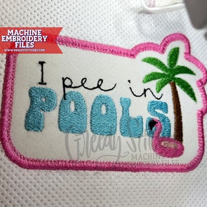 Puede incluir: Parche bordado con puntadas rosas, sobre un fondo blanco con el texto "I pee in pools" en letras negras y azules. También se borda un palmera verde y un flamenco rosa en el parche.