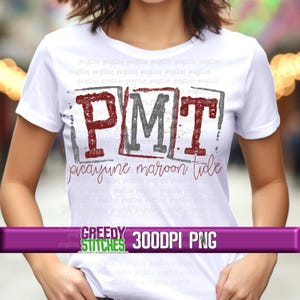 Pode incluir: Camiseta branca com um gráfico vermelho, cinza e preto que diz "PMT picayune maroon tide".