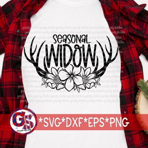 Pode incluir: Uma camiseta branca com um design preto de chifres, flores e o texto "Seasonal Widow".