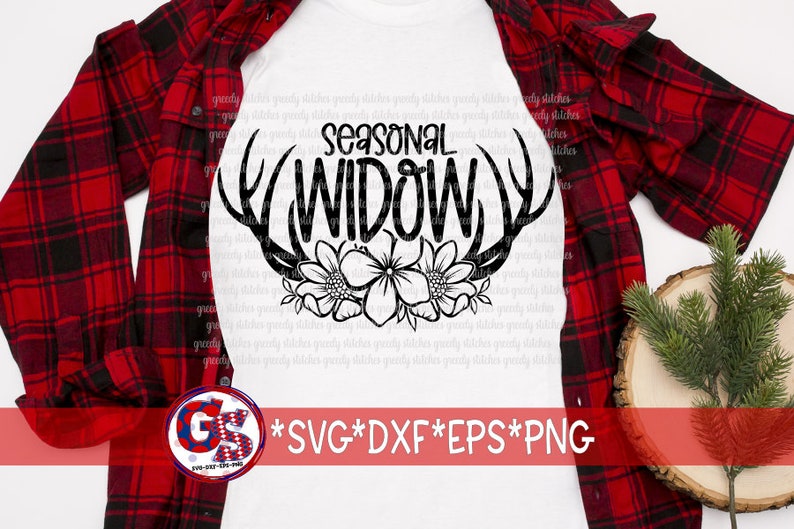 Pode incluir: Uma camiseta branca com um design preto de chifres, flores e o texto "Seasonal Widow".
