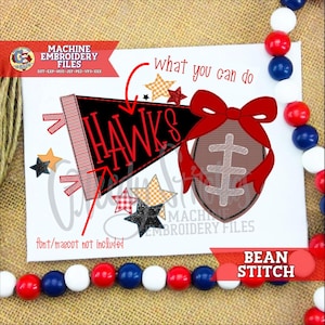 以下が含まれることがあります： 白い背景に、赤い「HAWKS」の文字が入った黒いペナント、赤いリボンが付いたフットボール、星のアクセントがあります。「what you can do」と「BEAN STITCH」の文字も表示されています。「font/mascot not included」というフレーズも表示されています。