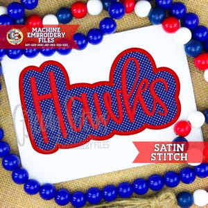 Puede incluir: Un diseño bordado en rojo y azul con la palabra "Hawks" en cursiva. El diseño está sobre un fondo blanco y rodeado de cuentas rojas, blancas y azules. La etiqueta indica "Satin Stitch".