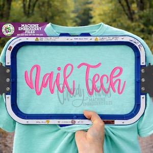 Könnte beinhalten: Ein hellblaues T-Shirt mit dem pinkfarbenen Text "Nail Tech" darauf gestickt. Das Shirt wird in einem blauen und schwarzen Stickrahmen gehalten. Die Worte "Machine Embroidery Files" sind ebenfalls sichtbar.