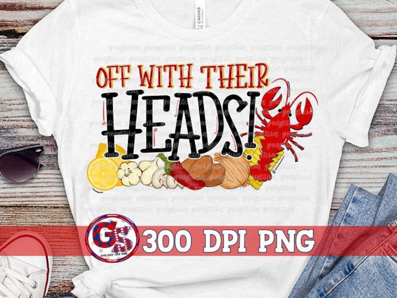 Op de afbeelding: Wit T-shirt met een rode kreeft en de tekst "Off with their heads!" in zwart. Het ontwerp bevat ook een verscheidenheid aan groenten en kruiden, waaronder citroenen, knoflook, uien, paprika's en laurierblaadjes. De tekst "300 DPI PNG" is ook in het ontwerp opgenomen.