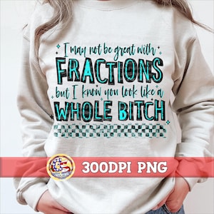 Puede incluir: Una sudadera beige claro con el texto "I may not be great with fractions but I know you look like a whole bitch" en letras negras y turquesas. El diseño incluye un patrón de cuadros y detalles de diamantes.