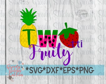 Op de afbeelding: Een kleurrijk grafisch ontwerp met een ananas, watermeloen en aardbei die "Two Fruity" spellen. Het woord "Fruity" is in een paars scriptlettertype. Hieronder staan de bestandstypen: SVG, DXF, EPS en PNG.