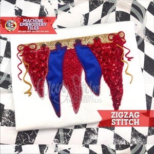 Op de afbeelding: Machine borduurontwerp met rode en blauwe pailletvormen met gouden randen en accenten. Het ontwerp bevat de tekst "ZIGZAG STITCH" en "MACHINE EMBROIDERY FILES".