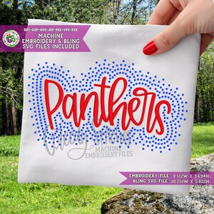 Puede incluir: Tela blanca con la palabra "Panthers" en rojo, rodeada de puntos azules. También se ve el texto "MACHINE EMBROIDERY & BLING SVG FILES INCLUDED". El archivo de bordado mide 20,63 cm de ancho por 9,4 cm de alto.