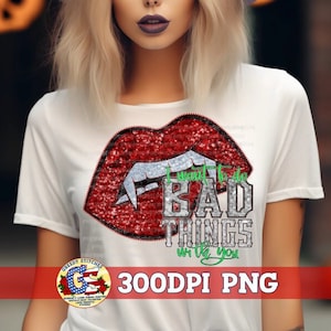 Könnte beinhalten: Weißes T-Shirt mit einem Design aus roten Pailletten-Lippen, silbernen Fangzähnen und dem Text "I want to do BAD THINGS with you". Ein Halloween-Themen-Grafik.