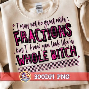 Op de afbeelding: Crèmekleurige sweatshirt met de tekst "I may not be great with FRACTIONS but I know you look like a WHOLE BITCH" in zwart en roze. Het ontwerp bevat een dambordpatroon en steraccenten.