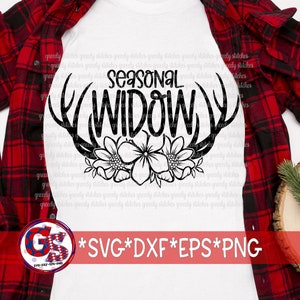 Pode incluir: Uma camiseta branca com um design preto de chifres, flores e o texto "Seasonal Widow".