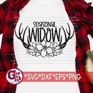 Pode incluir: Uma camiseta branca com um design preto de chifres, flores e o texto "Seasonal Widow".