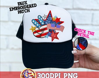 Pode incluir: Um chapéu de caminhoneiro branco e preto com um sinal de paz vermelho, branco e azul, estrelas e bandeiras americanas. O chapéu tem uma parte de trás de malha e o texto "Check the Detail" está no lado. O texto "Faux Embroidered Patch" está na parte superior do chapéu. O texto "300DPI PNG" está na parte inferior da imagem.