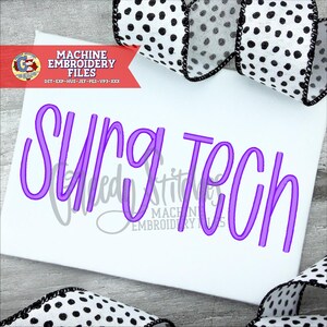 Könnte beinhalten: Weißer Stoff mit dem lila Text "Surg Tech" in Schreibschrift. Das Bild enthält auch ein rotes Banner mit dem Text "MACHINE EMBROIDERY FILES". Ein schwarz-weiß gepunktetes Band befindet sich im Hintergrund.
