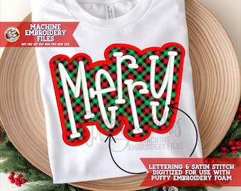 Puede incluir: Camiseta blanca con la palabra "Merry" en un diseño de cuadros rojos y verdes. Las letras son blancas con un contorno rojo. La camiseta se muestra en una bandeja de madera con decoraciones navideñas.