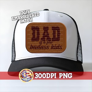 Puede incluir: Gorra de camionero en blanco y negro con un parche bordado. El parche es marrón con la palabra "DAD" en rojo oscuro y la frase "of a few badass kids". La gorra tiene una visera negra y una parte trasera de malla.