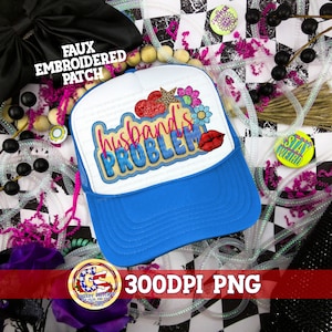 Può includere: Un cappello da camionista blu e bianco con una toppa ricamata colorata che dice "Problema del marito". La toppa include un cuore rosso, una stella, dei fiori e un labbro rosa. Il cappello è circondato da vari oggetti decorativi, tra cui perline, nastri e bottoni.