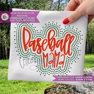 Puede incluir: Tela blanca con las palabras "Baseball Mama" en escritura naranja, rodeada de puntos verdes. También está presente el texto "MACHINE EMBROIDERY & BLING SVG FILES INCLUDED".