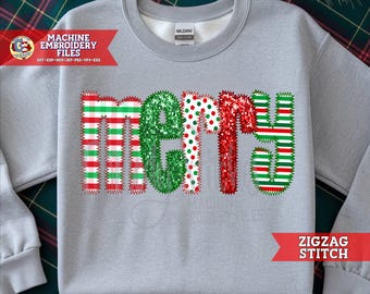 Könnte beinhalten: Ein hellgraues Sweatshirt mit dem Wort "MERRY" in einem festlichen Design. Die Buchstaben sind mit roten, grünen und weißen Mustern verziert, darunter Streifen, Punkte und Pailletten. Das Sweatshirt hat einen Rundhalsausschnitt und lange Ärmel.
