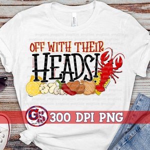 Op de afbeelding: Wit T-shirt met de tekst "Off with their heads!" in zwarte letters. Het ontwerp bevat een rode kreeft, citroenen, uien, knoflook en paprika's.