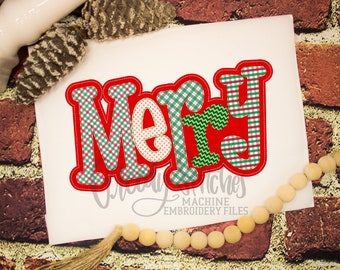 Könnte beinhalten: Ein weißes rechteckiges Design mit dem Wort "MERRY" in rot, grün und weiß karierten Buchstaben. Das Design enthält den Text "GREEDY STITCHES MACHINE EMBROIDERY FILES" in einer Schreibschrift. Eine Holzperlen-Girlande und Tannenzapfen befinden sich im Hintergrund.