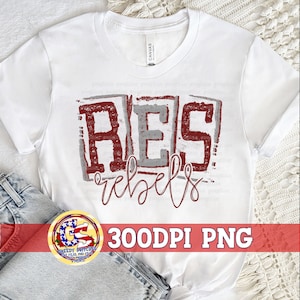 Puede incluir: Camiseta blanca con las letras "RES" en un diseño desgastado granate y gris, con la palabra "rebels" en cursiva debajo. La camiseta también tiene un logotipo y el texto "300DPI PNG".