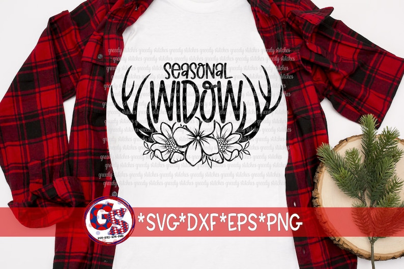 Pode incluir: Uma camiseta branca com um design preto de chifres, flores e o texto "Seasonal Widow".