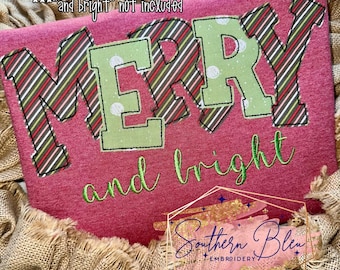 Könnte beinhalten: Ein pinkfarbenes T-Shirt mit den Worten "Merry and bright", die in grünem Garn gestickt sind. Das Wort "Merry" ist in großen Blockbuchstaben mit einem gestreiften und gepunkteten Muster.