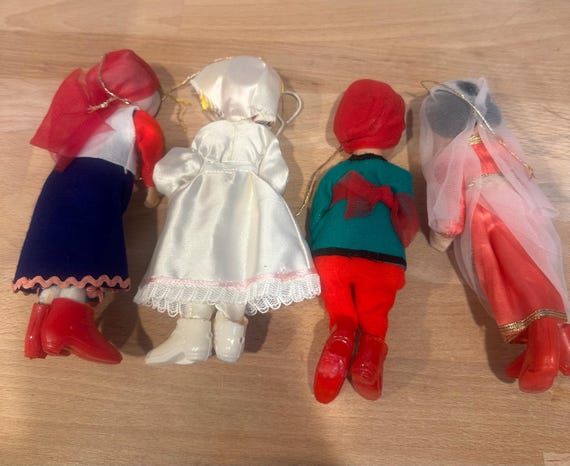 VINTAGE 1964 WALT DISNEY It's a Small World Time-pixie Dolls