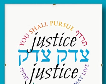 Può includere: Un poster bianco con un design circolare che presenta le parole ebraiche "צדק צדק" in blu, circondate dal testo "YOU SHALL PURSUE justice THAT YOU MAY LIVE" in un arcobaleno di colori. Il testo "DEUTERONOMY 16:20 דברים טז:כ" e una firma a mano si trovano in basso.
