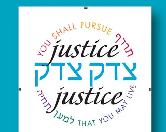 Può includere: Una stampa bianca con la parola "justice" in inglese ed ebraico, circondata da testo in un motivo circolare. La stampa include i testi "YOU SHALL PURSUE" e "THAT YOU MAY LIVE". Lo sfondo è di colore turchese.