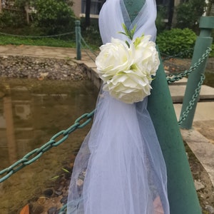 Hoge Kwaliteit Romantische Crème Bloem Tule Boog Bank Stoel Boog Tule Bankstrikken Tule Bloemen Strikken Bruiloft Decor: