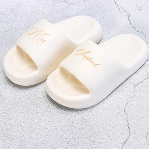 gravierte Groomsmen personalisierte Slipper Schaum Haus Schuhe Brautjungfer Junggesellinnenabschied Geschenk Hochzeit Beach Spa Sleepover Slides Sandalen Bild 1