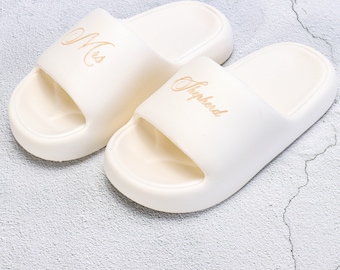 gravierte Groomsmen personalisierte Slipper Schaum Haus Schuhe Brautjungfer Junggesellinnenabschied Geschenk Hochzeit Beach Spa Sleepover Slides Sandalen