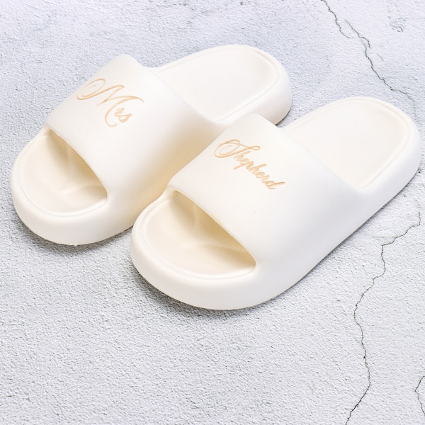 gravierte Groomsmen personalisierte Slipper Schaum Haus Schuhe Brautjungfer Junggesellinnenabschied Geschenk Hochzeit Beach Spa Sleepover Slides Sandalen