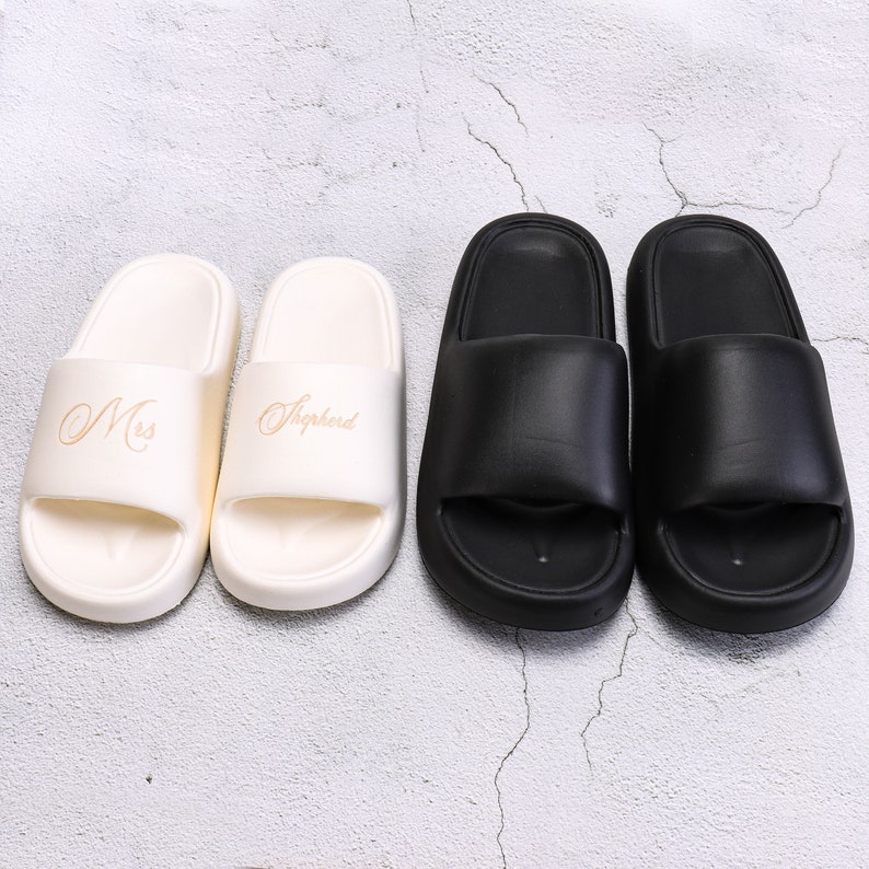 gravierte Groomsmen personalisierte Slipper Schaum Haus Schuhe Brautjungfer Junggesellinnenabschied Geschenk Hochzeit Beach Spa Sleepover Slides Sandalen Bild 2