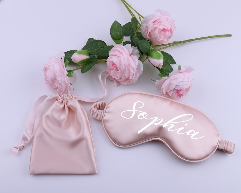 Personalisierte Schlaf Augenmaske mit Geschenk Tasche, Bridal Shower Quinceanera Abschluss Satin Super Soft Bachelorette Frau Geschenk Gastgeschenke Hochzeit Bild 7